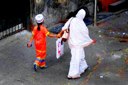 bohra-woman-with-girl.jpg