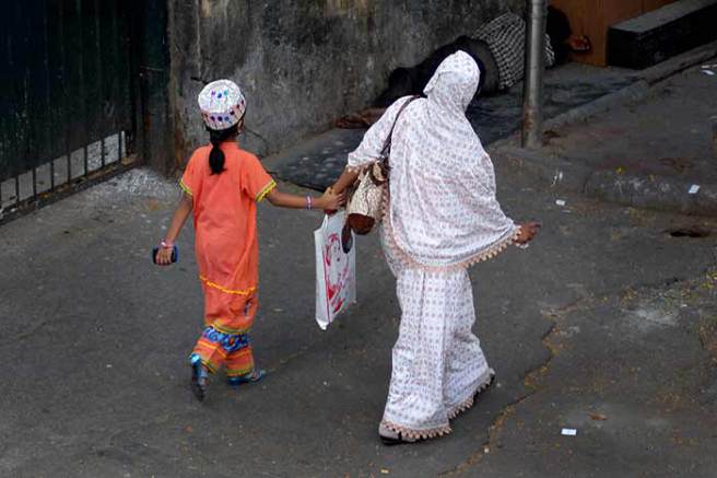 bohra-woman-with-girl.jpg